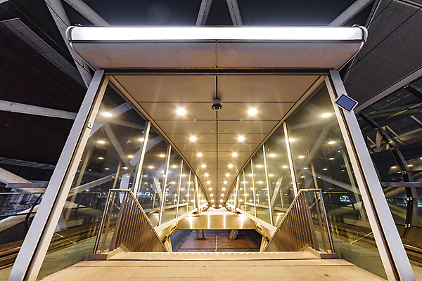 포토 JPG 해외이미지 디자인 유럽 도로 선 백그라운드 이동 비즈니스 건축양식 교통시설 추상 미래 거리 미술 사람없음 건물 빛 기차 굴 흰색 도시 보행로 전철 역 야간 네덜란드 출퇴근 전차 일반 교외 구름다리 선로 해외포토 자연요소 건축물 건축 나라 길 육상교통 컬러 교통 컨셉 무늬 문화예술 어패류 대중교통 다리_건축물 시설 파일형식 이미지허브