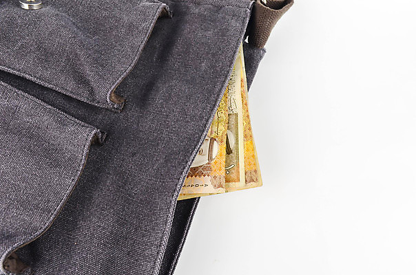 포토 JPG 해외이미지 손 종이 백그라운드 컨셉 지폐 돈 비즈니스 성공 사람없음 금융 경제 쪽지 저축 흰색 잡기 만 시장 재산 중앙 왕 무역 주기 투자 아라비아 기부 계산서 사우디아라비아 월급 대출 고립 아랍어 왕국 해외포토 산업 컬러 중동 모션 신체부위 파일형식 이미지허브