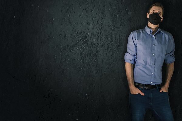 포토 JPG 해외이미지 백인 직업 1 남자 얼굴 백그라운드 비즈니스 검은배경 건강 가면 서기 사람 정장 소년 성인 사람없음 옆모습 유행 걷기 검은색 어둠 고통 회색 바이러스 보호 자르기 경영자 고립 전염병 카피스페이스 해외포토 서양인 옷 감정 어린이 뷰포인트 컬러 컨셉 모션 신체부위 공백 질병 리더 파일형식 이미지허브