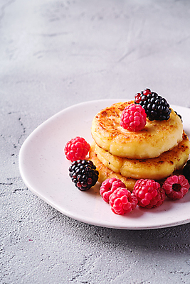 포토 JPG 해외이미지 접시 회색배경 사람없음 달콤 산딸기 블랙베리 팬케이크 콘크리트 해외포토 식기 백그라운드 과일 케이크 회색 맛 파일형식 이미지허브