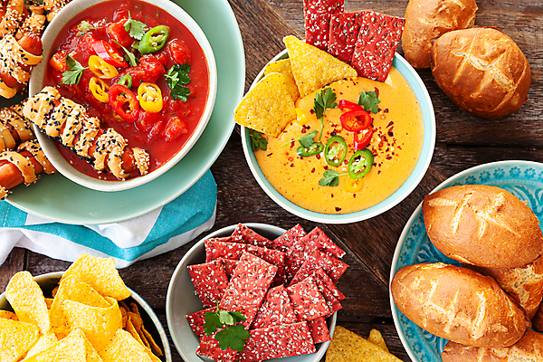 포토 JPG 해외이미지 접시 음식 토마토 고추 피망 파슬리 사람없음 목재 파티 럭비 미식축구 시골 뜨거움 소시지 케첩 허브 향신료 매움 레시피 토마토소스 살사댄스 해외포토 나무 식물 식기 채소 재료 이벤트 구기 춤 소스_음식 가공식품 맛 향미료 파일형식 이미지허브