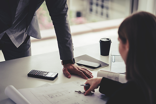 포토 JPG 해외이미지 커플 여자 남자 비즈니스 건축양식 설계 노동자 아파트 주택 직장 사람 두명 건물 사무실 작업 작업실 엔지니어 재산 계획 건축가 책상 그림 청사진 건축업자 계약자 진짜 프로젝트 해외포토 직업 건축물 건축 가구 컨셉 회사 관계 금융 기술자 계약 파일형식 이미지허브