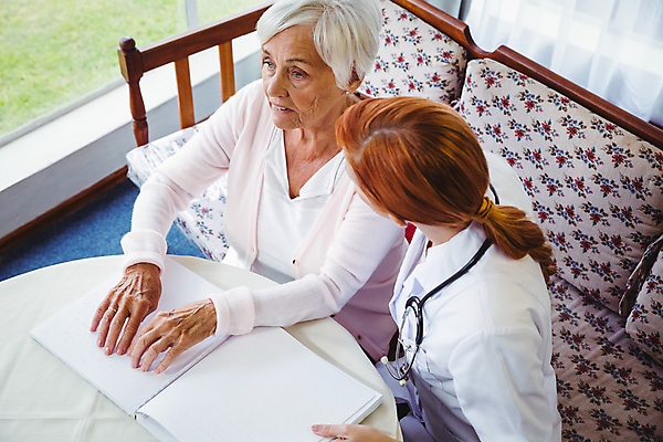 포토 JPG 해외이미지 라이프스타일 여자 노년 실내 앉기 상반신 성인 두명 소파 하이앵글 독서 간호사 집중 책상 시각장애인 점자 손짚기 여자만 점자책 해외포토 뷰포인트 가구 컨셉 의자 모션 사람 손짓 내부 생활 책 의료진 장애인 파일형식 이미지허브