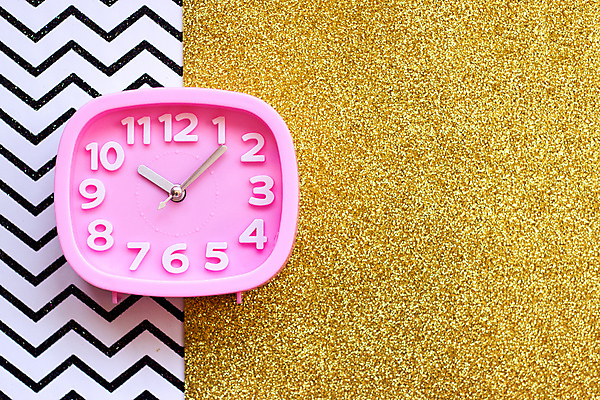 포토 JPG 해외이미지 디자인 종이 벽 시계 분홍색 백그라운드 컨셉 비즈니스 아침 추상 사람없음 장식 사무실 검은색 쪽지 종 흰색 시간 잠 업무 황금 심볼 손목시계 오브젝트 약속 공포 타이머 경보 마감 분 순간 조언 카운트다운 타종 스타일 해외포토 주간 컬러 무늬 장신구 작업 파일형식 이미지허브