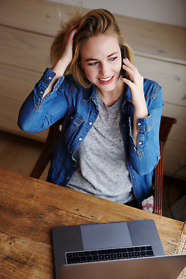 포토 JPG 해외이미지 백인 모델 1 라이프스타일 응시 여자 행복 유럽 얼굴 탁자 모바일 주택 대화 한명 사람 앉기 성인 파란색 노트북 스마트폰 컴퓨터 금발 사무실 유행 듣기 흰색 잡기 업무 시원함 전화기 스마트 책상 해외포토 서양인 헤어스타일 시선 감정 나라 컬러 가구 컨셉 비즈니스 모션 말하기 건물 생활 신체부위 전자제품 핸드폰 스마트기기 작업 파일형식 이미지허브