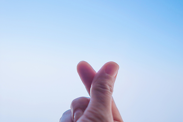 포토 JPG 해외이미지 주간 손 손가락 하늘 사랑 야외 신체부위 손하트 해외포토 자연요소 감정 사람 손짓 파일형식 이미지허브