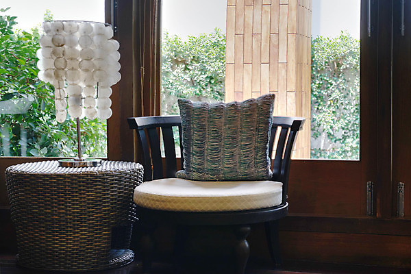 포토 JPG 해외이미지 라이프스타일 디자인 행복 가구 백그라운드 의자 창문 베개 휴가 바닥 아파트 주택 실내 앉기 동양인 사람없음 내부 장식 파란색 노트북 유행 식당 방 램프 업무 작업 커튼 재산 플랫 우아함 큼 안락의자 리빙 스타일 안락 해외포토 감정 컬러 생활용품 컨셉 침구 모션 조명 인종 건물 생활 금융 전자제품 상점 크기 파일형식 이미지허브