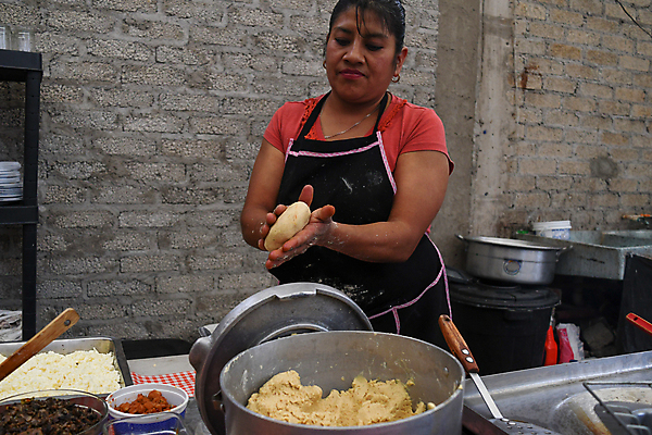 포토 JPG 해외이미지 전통 접시 음식 고추 탁자 치즈 멕시코 옥수수 요리 한명 목재 컬러풀 주방 식당 식사 저녁식사 뜨거움 맛 향신료 준비 매움 성분 히스패닉 점심식사 살사댄스 섞기 핸드메이드 해외포토 나무 1 식기 컬러 가구 컨셉 북아메리카 채소 재료 유제품 곡류 사람 상점 춤 향미료 파일형식 이미지허브