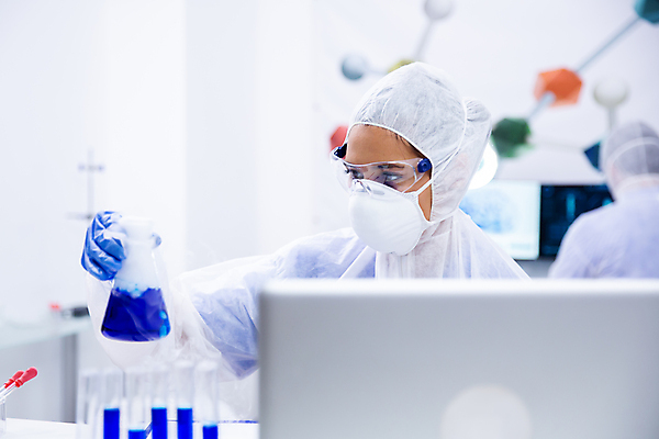 포토 JPG 해외이미지 응시 여자 남자 과학 실내 실험기구 실험 마스크 들기 상반신 성인 두명 옆모습 뒷모습 노트북 모니터 실험복 실험실 과학자 보안경 연구소 성인만 방호복 해외포토 직업 시선 옷 뷰포인트 모션 사람 내부 전자제품 컴퓨터 가운 안전장비 학자 파일형식 이미지허브