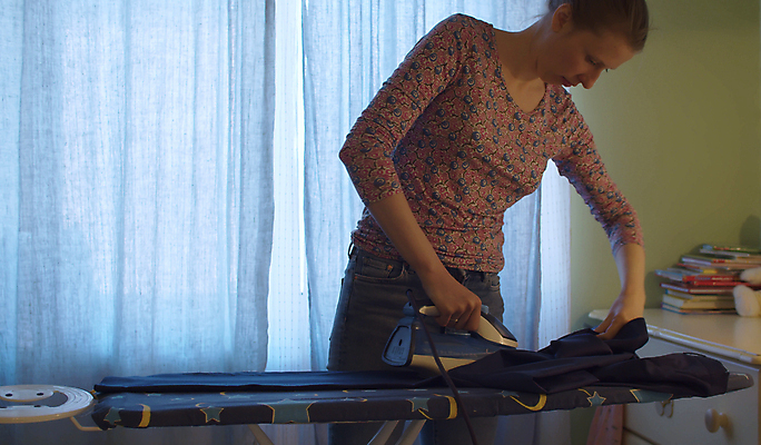 포토 JPG 해외이미지 백인 라이프스타일 옷 여자 가사 바지 가정 주택 실내 관리 한명 미소 사람 정장 성인 내부 일상 방 장비 작업 뜨거움 철 다리미질 해외포토 서양인 1 하의 표정 건물 라이프 생활 파일형식 이미지허브