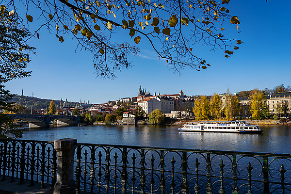 포토 JPG 해외이미지 유럽 여행 건축양식 하늘 휴가 풍경 사람없음 야외 물 관광지 강 반사 도시 체코 프라하 공화국 명승지 보헤미아 전국 해외포토 자연요소 건축 나라 파일형식 이미지허브