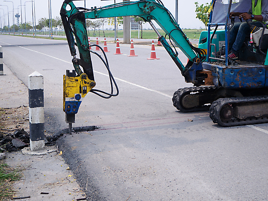 포토 JPG 해외이미지 옷 남자 산업 도로 지구 모래 신발 포장 모션 벽돌 노동자 거리 안전 사람없음 건물 힘 기계 흙 장비 조약돌 바위 도시 업무 수리 파편 아스팔트 땅 굴착기 삽 발굴 보안 시멘트 먼지 부활 무거움 일반 복원 콘크리트 하수 해외포토 직업 건축물 길 교통시설 사람 물 돌_바위 작업 중장비 무게 파일형식 이미지허브