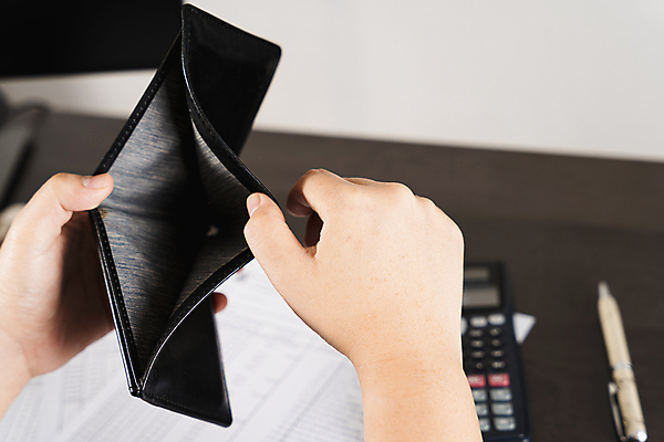 포토 JPG 해외이미지 손 응시 여자 백그라운드 컨셉 돈 비즈니스 사람 사람없음 책 금융 경제 동전 공백 저축 계산기 금지 잡기 오픈 신용카드 지갑 주머니 가난 가죽 실업 고민 문제 보여주기 빈털터리 파산 대출 빚 계좌 적자 트러블 필요 해외포토 시선 감정 모션 문구용품 신체부위 장비 재산 파일형식 이미지허브