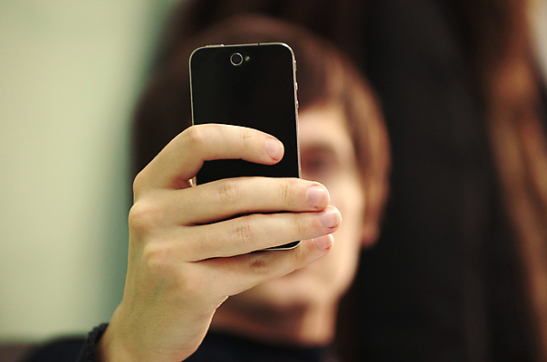 포토 JPG 해외이미지 손 남자 인터넷 비즈니스 통신 모바일 세포 사람 사람없음 스마트폰 핸드폰 컴퓨터 사무실 알약 스크린 검은색 잡기 비즈니스맨 메시지 무선전화기 전화기 스마트 문자메시지 힙스터 해외포토 패션 컬러 컨셉 모션 신체부위 전자제품 스마트기기 약 직장인 파일형식 이미지허브