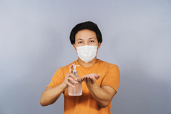 포토 JPG 해외이미지 남자 얼굴 주택 가면 마스크 한명 동양인 건강관리 입 수술 호흡기관 바이러스 보호 빨래 질병 사회이슈 공포 박테리아 펌프 고립 돌봄 위생관리 인플루엔자 카피스페이스 해외포토 1 컨셉 가사 의학 모션 건강 관리 사람 인종 건물 신체부위 치료 공백 장기_의학 파일형식 이미지허브