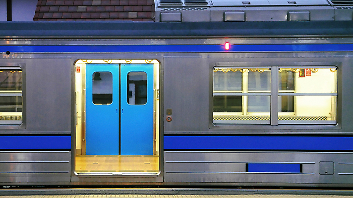 포토 JPG 해외이미지 아시아 교통수단 교통시설 사람없음 야외 옆모습 가로 파란색 일본 기차 도시 역 시티라이프 해외포토 라이프스타일 나라 육상교통 뷰포인트 컬러 교통 대중교통 시설 파일형식 이미지허브