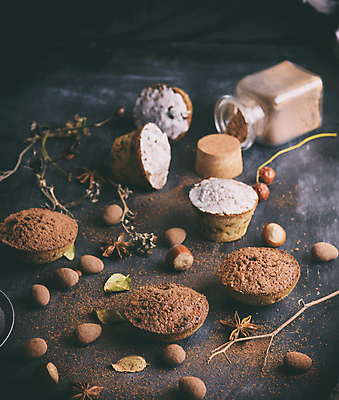 포토 JPG 해외이미지 탁자 검은배경 유리병 실내 사람없음 빵집 견과류 달콤 컵케이크 머핀 쏟아짐 미니머핀 코코아가루 헤이즐넛 해외포토 빵 가구 백그라운드 모션 병_용기 내부 케이크 상점 검은색 맛 가루 파일형식 이미지허브