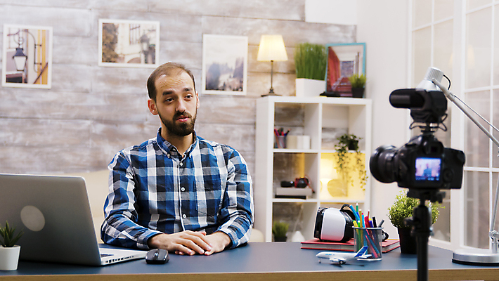 포토 JPG 해외이미지 남자 액자 창문 책장 한명 상반신 성인 앞모습 노트북 카메라 촬영 스탠드 책상 연필꽂이 방송 촬영실 성인남자한명만 유튜버 해외포토 1 뷰포인트 가구 문구용품 조명 사람 전자제품 공간 남자한명만 성인남자만 파일형식 크리에이터 이미지허브