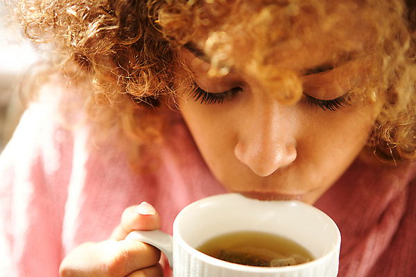 포토 JPG 해외이미지 모델 1 라이프스타일 응시 여자 얼굴 커피 음료 생각 아침 주택 따뜻함 한명 사람 성인 컵 유행 검은색 잡기 뜨거움 시원함 명상 진짜 해외포토 주간 식기 시선 컬러 모션 건물 생활 신체부위 파일형식 이미지허브