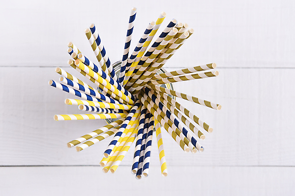 포토 JPG 해외이미지 종이 음료 유리 탁자 열쇠 빨대 사람없음 목재 가로 파란색 노란색 침묵 줄무늬 재활용 흰색 황금 정상 친환경 머리위 재활용품 카피스페이스 방식 미니멀 해외포토 나무 컬러 가구 무늬 재료 재질 환경 소리 공백 파일형식 이미지허브