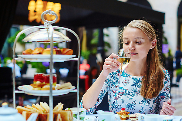 포토 JPG 해외이미지 전통 라이프스타일 접시 영어 유럽 음료 음식 유리 디저트 종류 한명 서기 사람 성인 장식 컵 금발 파티 케이크 식당 식사 희망 프랑스 흰색 고급 선택 차 달콤 샴페인 프랑스어 뷔페 많음 파리(프랑스) 해외포토 문자 1 헤어스타일 식기 감정 나라 컬러 컨셉 모션 재질 주류 이벤트 생활 상점 맛 파일형식 이미지허브
