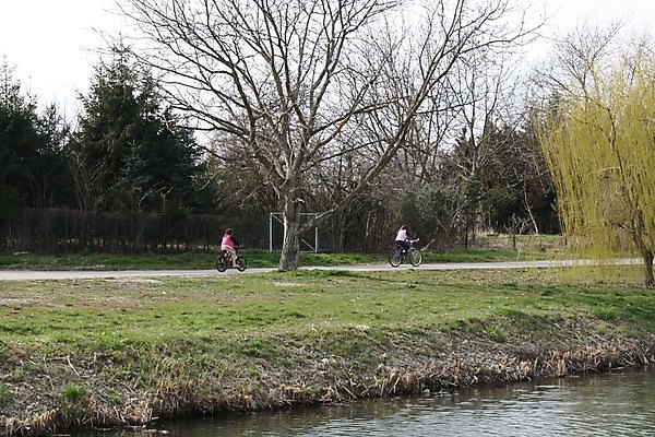 포토 JPG 해외이미지 어린이 추상 휴가 휴식 사람 사람없음 야외 물 강 햇빛 태양 자전거 저녁 헝가리 해외포토 자연요소 컨셉 무늬 바이크 야간 동유럽 파일형식 이미지허브
