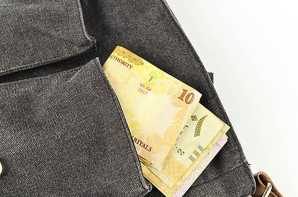 포토 JPG 해외이미지 손 종이 백그라운드 컨셉 지폐 돈 비즈니스 성공 사람없음 금융 경제 쪽지 저축 흰색 잡기 만 시장 재산 중앙 왕 무역 주기 투자 아라비아 기부 계산서 사우디아라비아 월급 대출 고립 아랍어 왕국 해외포토 산업 컬러 중동 모션 신체부위 파일형식 이미지허브