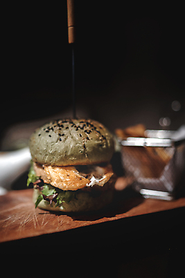 포토 JPG 해외이미지 패스트푸드 실내 사람없음 아웃포커스 한개 어둠 햄버거 나이프 인스턴트 정크푸드 꽂음 나무탁자 해외포토 1 식기 음식 탁자 촬영기법 내부 칼 파일형식 이미지허브