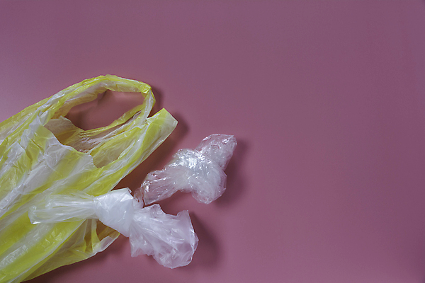 포토 JPG 해외이미지 길 백그라운드 가방 가정 추상 손잡이 사람없음 파란색 쇼핑 노란색 환경 재활용 투명 주름 보호 쓰레기 폐기물 일회용 플라스틱 수집 오브젝트 질감 소매 낭비 생태학 중고 포장소품 해외포토 잡화 교육 컬러 컨셉 무늬 포장 재질 친환경 포장재료 파일형식 이미지허브