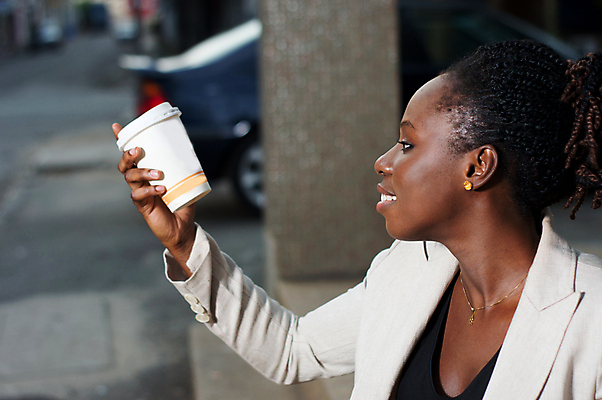 포토 JPG 해외이미지 얼굴 음식 한명 사람 야외 재킷 추위 마시기 뜨거움 우아함 맛 만족 테이크아웃 코코아 해외포토 1 감정 음료 컨셉 모션 신체부위 외투 파일형식 이미지허브