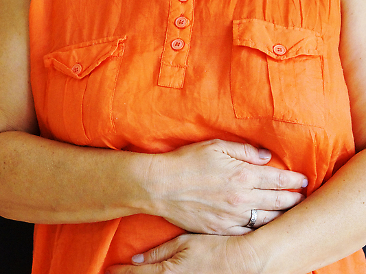 포토 JPG 해외이미지 여자 무기 건강 한명 사람 사람없음 가로 고통 하트 잡기 치아 질병 상처 공격 문제 기간 복근 트러블 카피스페이스 해외포토 모양 1 감정 의학 모션 근육 공백 소화기관 파일형식 이미지허브