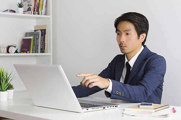 포토 JPG 해외이미지 직업 남자 인터넷 통신 모바일 노동자 직장 한국 한명 사람 동양인 정장 금융 노트북 스마트폰 핸드폰 컴퓨터 일본 공책 중국 업무 비즈니스맨 네트워크 상담원 연결 무선전화기 전화기 상담 경영자 바쁨 추천 온라인 제안 프리랜서 해외포토 1 옷 아시아 회사 비즈니스 문구용품 인종 경제 전자제품 스마트기기 작업 직장인 사무원 리더 파일형식 이미지허브