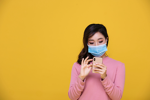 포토 JPG 해외이미지 라이프스타일 여자 아시아 얼굴 백그라운드 통신 모바일 주택 건강 가면 마스크 한명 안전 사람 동양인 성인 노트북 스마트폰 핸드폰 노란색 고통 비즈니스우먼 바이러스 보호 질병 연결 예방 감염 소셜 인플루엔자 전염병 해외포토 1 감정 나라 컬러 컨셉 비즈니스 의학 인종 건물 생활 신체부위 전자제품 스마트기기 직장인 파일형식 이미지허브