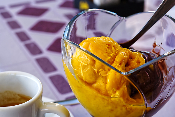 포토 JPG 해외이미지 커피 음료 음식 재료 공 유리 탁자 아이스크림 디저트 건강 요리 사람없음 컵 여름 갈색 식당 초콜릿 숟가락 냉동 얼음 이탈리아 카페 우유 추위 대접 신선 달콤 맛 크림 국자 상쾌 에스프레소 라떼 모카 바닐라 젤라또 핸드메이드 해외포토 자연요소 식기 계절 감정 유럽 컬러 가구 컨셉 재질 주방용품 유제품 수저 상점 파일형식 이미지허브