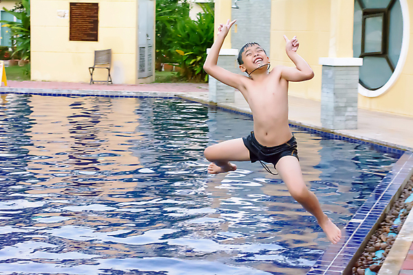 포토 JPG 해외이미지 행복 어린이 놀이 휴가 한명 미소 물 여름 파란색 점프 수영 기쁨 떨어짐 해외포토 자연요소 1 계절 감정 컬러 컨셉 모션 표정 사람 수상스포츠 파일형식 이미지허브