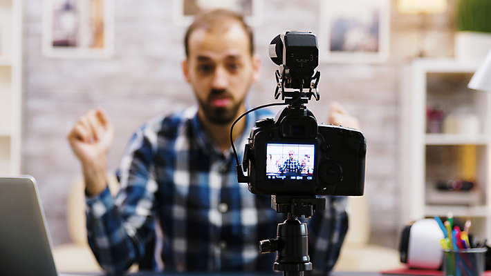 포토 JPG 해외이미지 남자 액자 팔벌리기 책장 한명 상반신 성인 앞모습 노트북 카메라 촬영 책상 방송 촬영실 성인남자한명만 유튜버 해외포토 1 뷰포인트 가구 모션 사람 전자제품 공간 남자한명만 성인남자만 파일형식 크리에이터 이미지허브