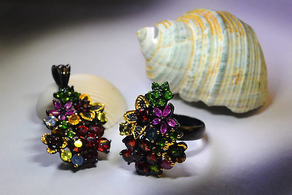 포토 JPG 해외이미지 디자인 결혼 백그라운드 목걸이 선물 사람없음 빛 유행 금속 반지 화려 황금 고급 크리스탈 보석 수집 에메랄드 다이아몬드 보물 고립 루비 전용 팬던트 핸드메이드 해외포토 컨셉 장신구 재질 이벤트 광석 파일형식 이미지허브