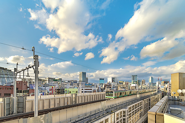 포토 JPG 해외이미지 구름 여행 건축양식 교통시설 하늘 안테나 사람없음 건물 파란색 여행객 금속 일본 일몰 기차 투명 트랙 천연기념물 드론 해외포토 자연요소 건축물 건축 아시아 육상교통 컬러 교통 통신 재질 대중교통 사람 노을 시설 파일형식 이미지허브