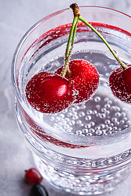 포토 JPG 해외이미지 잔 근접촬영 사람없음 투명 체리 탄산음료 콘크리트 탄산수 해외포토 식기 음료 뷰포인트 과일 물 탄산 파일형식 이미지허브