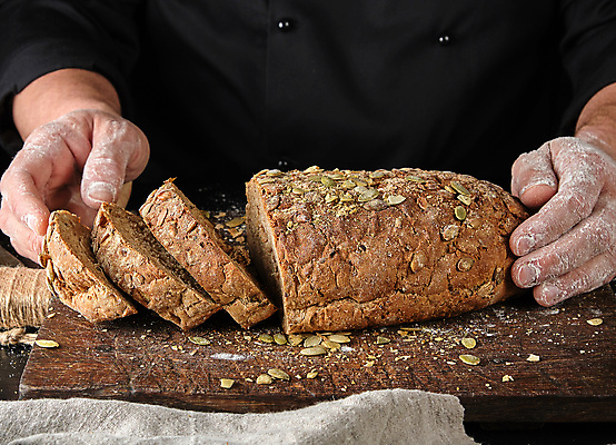 포토 JPG 해외이미지 손 빵 탁자 실내 앞모습 신체부위 요리사 빵집 잡기 준비 밀가루 나무도마 호박씨 해외포토 직업 음식 뷰포인트 가구 모션 도마 씨앗 사람 내부 목재 상점 가루 파일형식 이미지허브