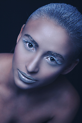 포토 JPG 해외이미지 백인 모델 캐릭터 1 여자 얼굴 컨셉 미술 한명 사람 성인 파란색 빛 머리 유행 냉동 얼음 추위 흰색 피부 마스카라 서리 슛 눈보라 해외포토 자연요소 서양인 컬러 문화예술 눈_날씨 신체부위 화장품 파일형식 이미지허브