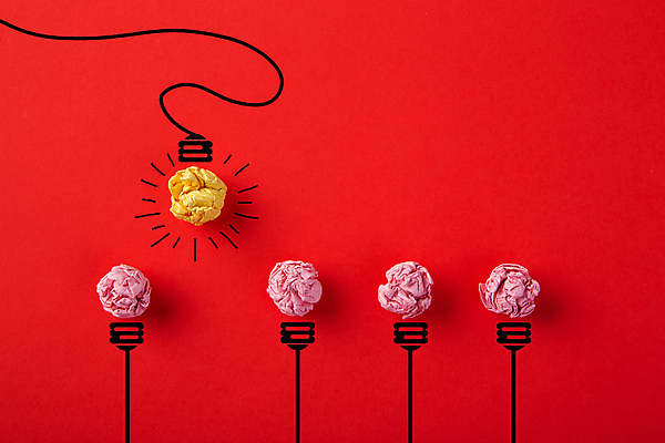 포토 JPG 해외이미지 아이디어 실내 사람없음 빛 오브젝트 빨간배경 전구모양 종이뭉치 해외포토 모양 종이 백그라운드 컨셉 전구 내부 빨간색 뭉치 파일형식 이미지허브