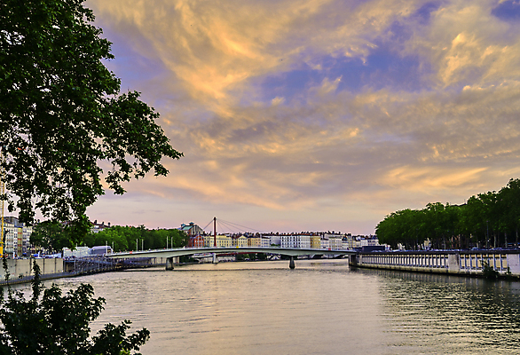 포토 JPG 해외이미지 구름 유럽 여행 건축양식 하늘 풍경 사람없음 건물 물 강 도시풍경 일몰 프랑스 도시 프랑스어 리옹 해외포토 자연요소 문자 건축물 건축 나라 노을 파일형식 이미지허브