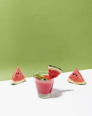 포토 JPG 해외이미지 잎 잔 수박 실내 사람없음 민트 수박조각 수박주스 초록배경 해외포토 식물 식기 조각 백그라운드 과일 내부 초록색 과일주스 허브 파일형식 이미지허브