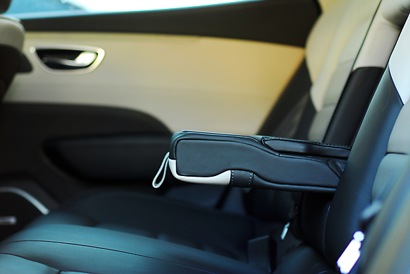 포토 JPG 해외이미지 손 디자인 스포츠 의자 교통시설 자동차 새로움 사람없음 내부 빨간색 반사 회색 긴급 고급 바느질 주차 가죽 브레이크 묘사 위로 그만 해외포토 육상교통 컬러 가구 교통 컨셉 신체부위 시설 파일형식 이미지허브