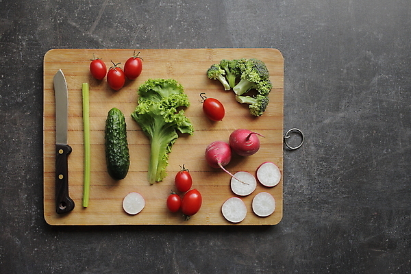 포토 JPG 해외이미지 식재료 방울토마토 오이 실내 사람없음 하이앵글 칼 상추 브로콜리 슬라이스 건강식 나무도마 적환무 플랫레이 해외포토 음식 뷰포인트 토마토 채소 도마 내부 목재 플랫 무 파일형식 이미지허브