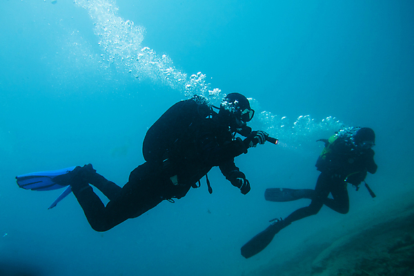포토 JPG 해외이미지 동물 야생동물 스포츠 바다 섬 여행 학교 자연 낚시 어류 풍경 두명 물 파란색 바닷속 수중 수영 동굴 산호 잠수부 땅 생태계 다이빙 암초 내추럴 깊이 파라다이스 해외포토 자연요소 교육 컬러 레저 사람 수중동물 수상스포츠 자포동물 전문직 수중스포츠 파일형식 이미지허브