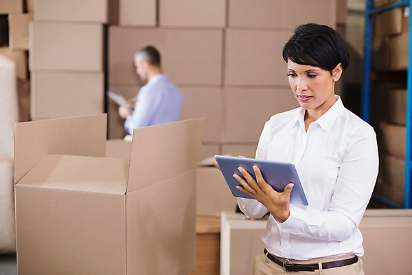 포토 JPG 해외이미지 백인 여자 남자 40대 중년 실내 들기 상반신 성인 두명 옆모습 아웃포커스 30대 상자 태블릿 작업 비즈니스맨 비즈니스우먼 집중 확인 물류창고 해외포토 서양인 뷰포인트 컨셉 비즈니스 모션 촬영기법 사람 내부 장년 전자제품 스마트기기 직장인 창고 파일형식 이미지허브