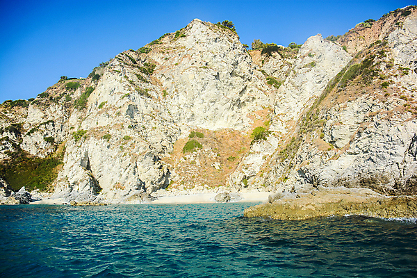 포토 JPG 해외이미지 바다 여행 자연 하늘 풍경 사람없음 야외 초록색 물 파란색 이탈리아 절벽 만 지중해 암초 해외포토 자연요소 유럽 컬러 생태계 파일형식 이미지허브
