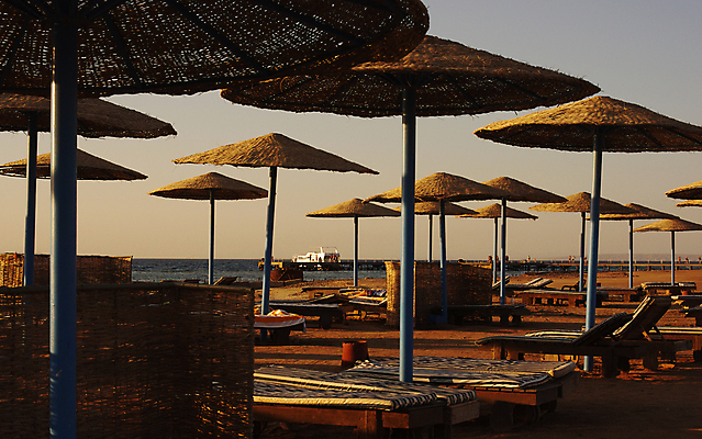 포토 JPG 해외이미지 모래 바다 여행 백그라운드 의자 우산 하늘 휴가 휴식 사람없음 물 여름 파란색 수건 태양 맑음 뜨거움 양산 해외포토 자연요소 계절 컬러 가구 컨셉 날씨 위생용품 파일형식 이미지허브